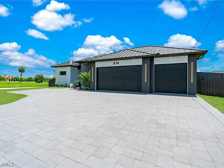 Exceptional 4‑Bed, 3‑Bath Ranch-Style Luxury Home with Pool - Gallery Image 3