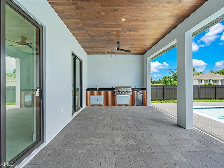 Exceptional 4‑Bed, 3‑Bath Ranch-Style Luxury Home with Pool - Gallery Image 13