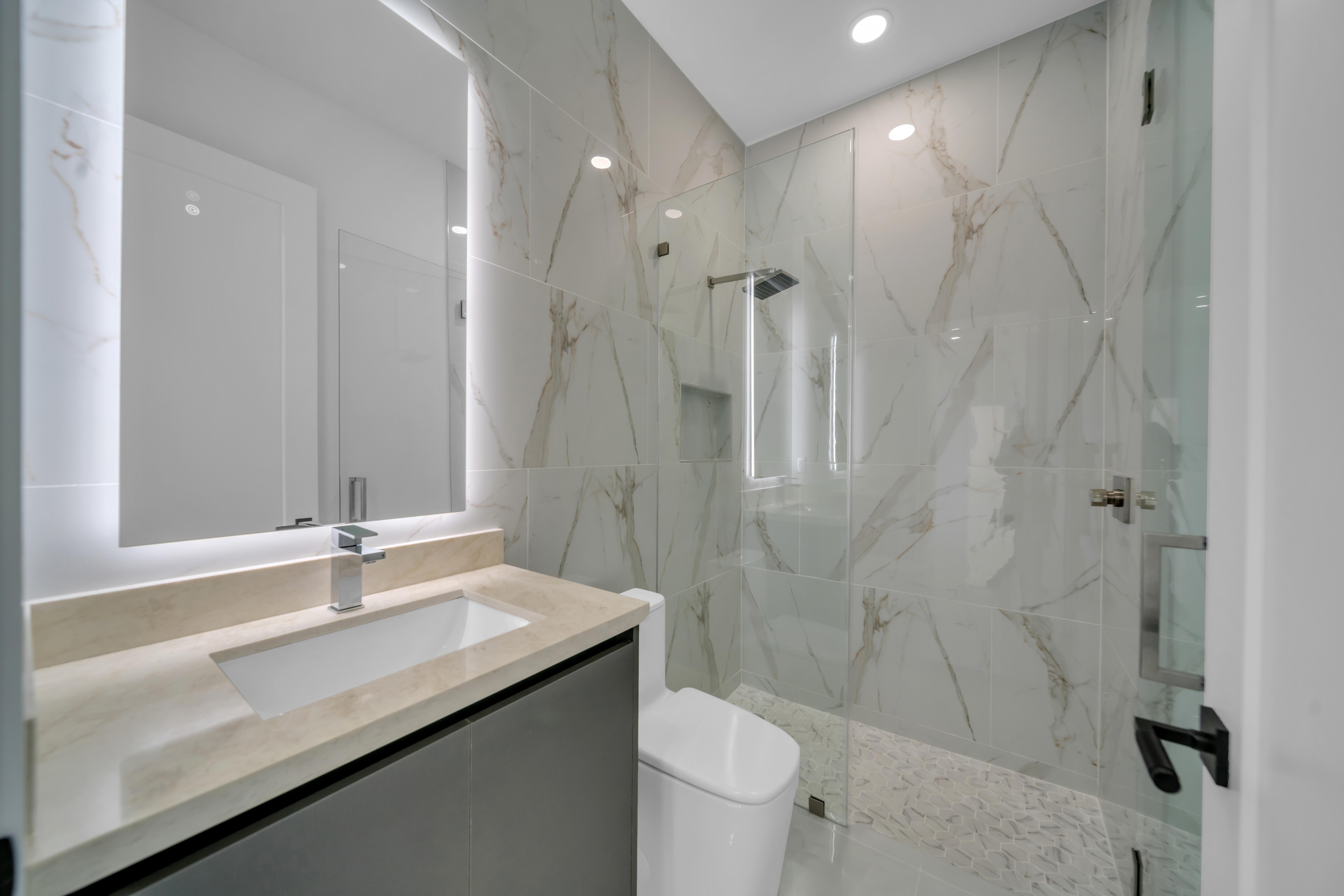 Coastal Modern Home - Gallery Image 1