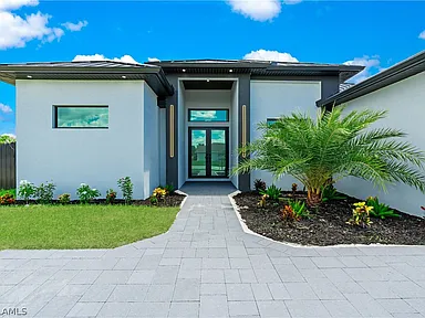 Exceptional 4‑Bed, 3‑Bath Ranch-Style Luxury Home with Pool - Gallery Image 12