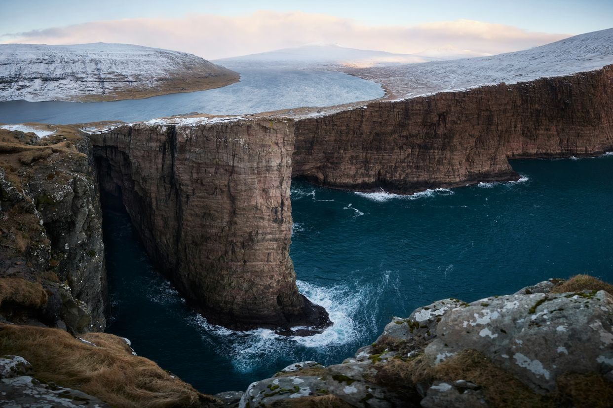 Slave Cliff (Lake Above the Ocean)