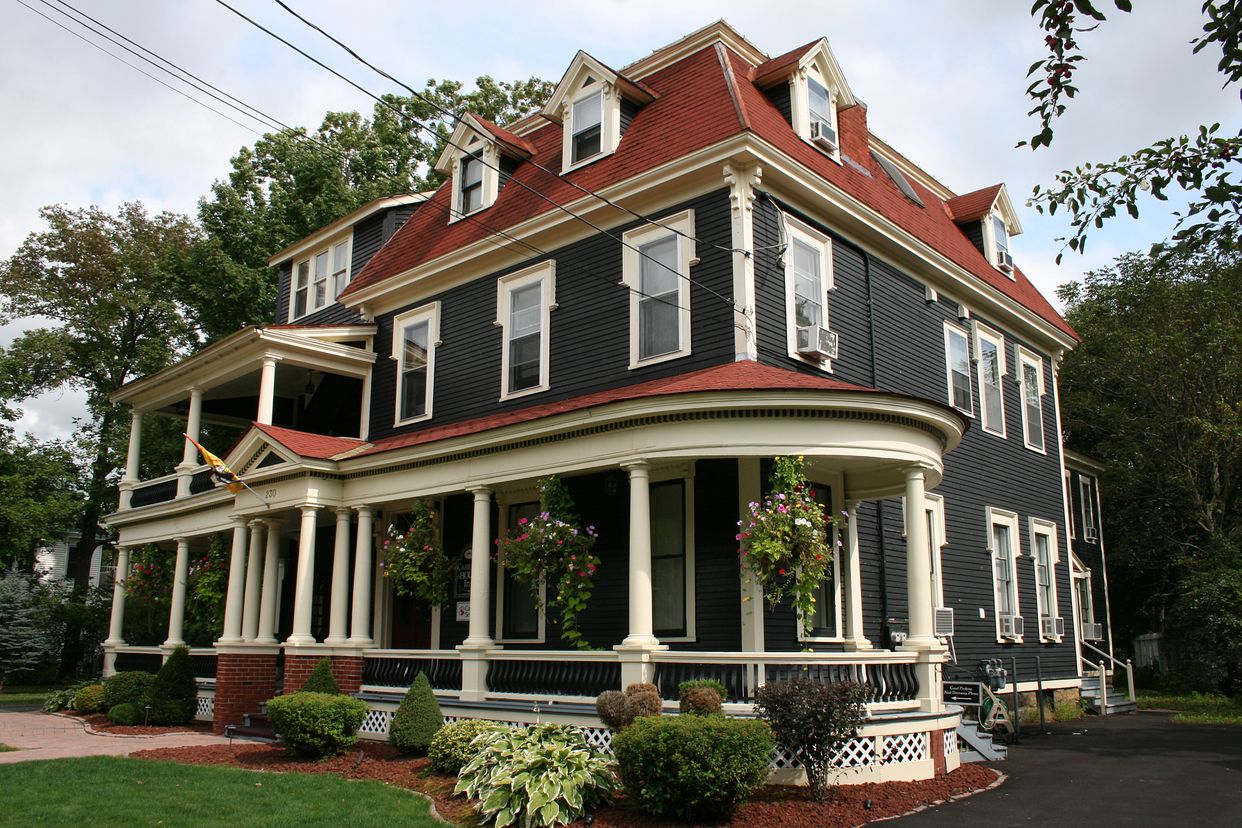 Carriage House Inn