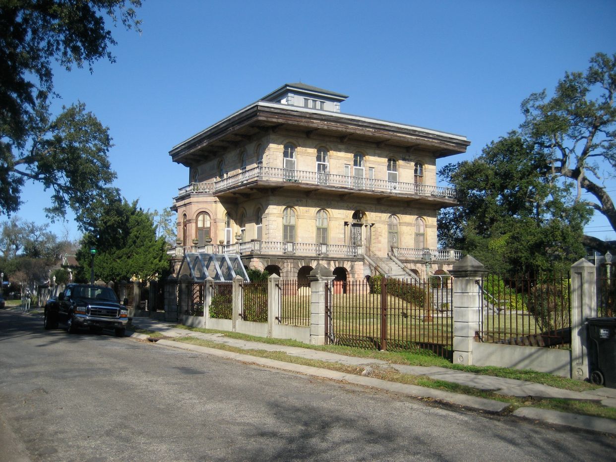 Luling Mansion
