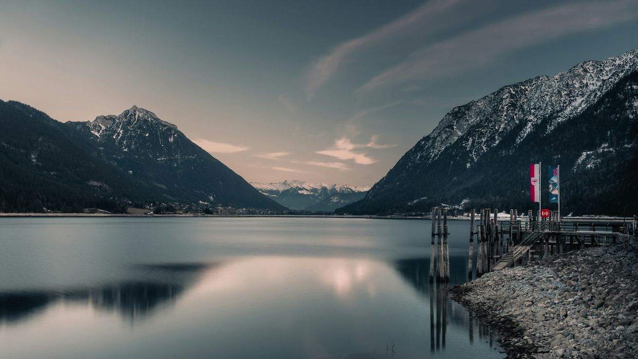 Aussichtsplattform am See