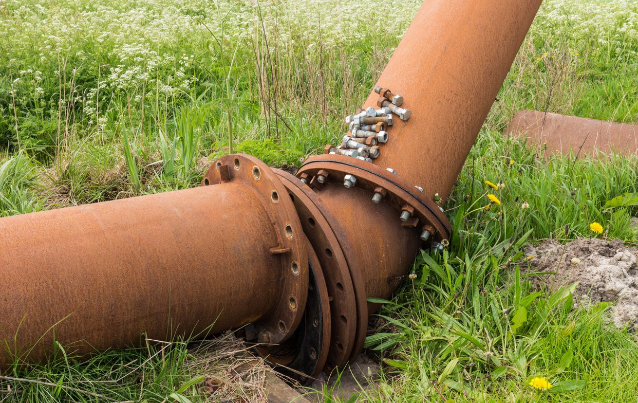 Dismantled sand transport pipelines.
