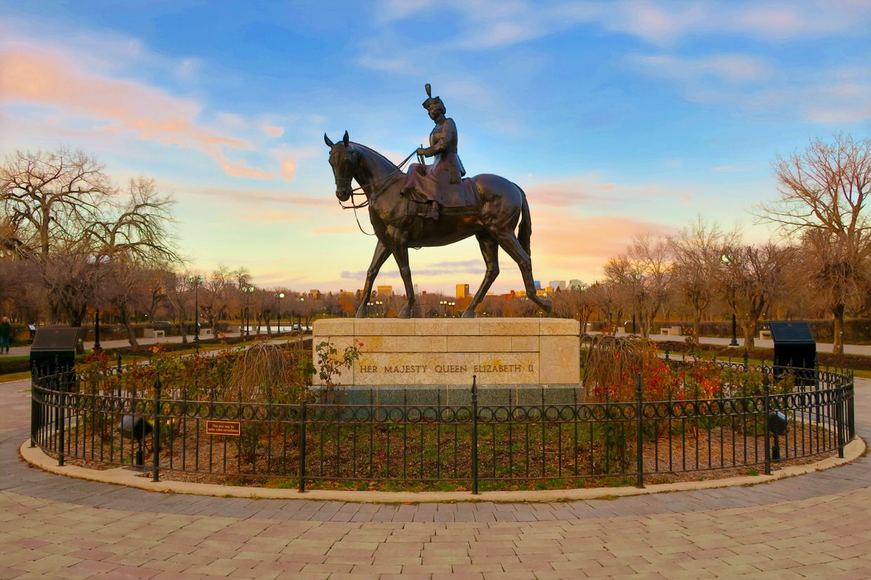 Queen Elizabeth Statue and Gardens