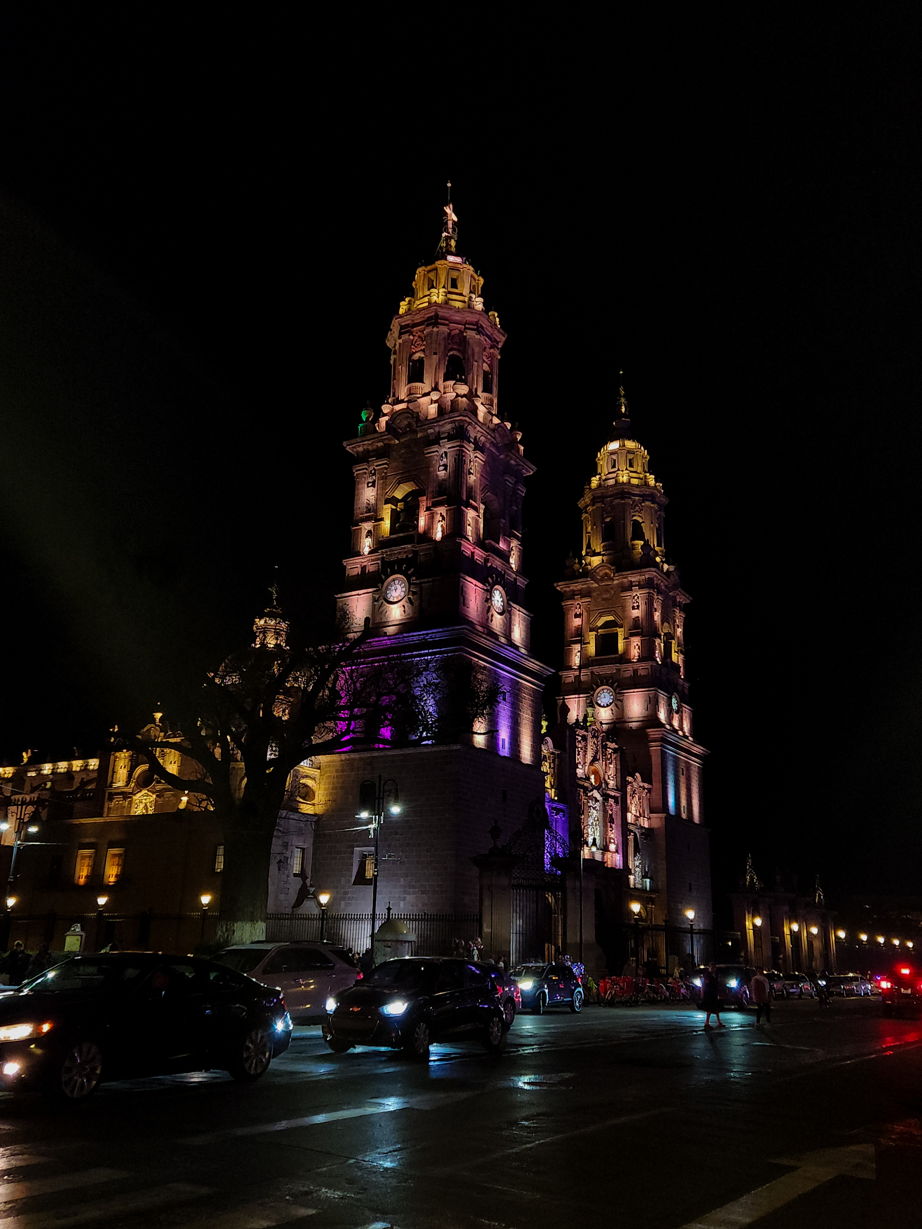 Catedral de Morelia  — Photo by https://instagram.com/diego.a_cisneros?utm_source=qr&igshid=MzNlNGNkZWQ4Mg%3D%3D