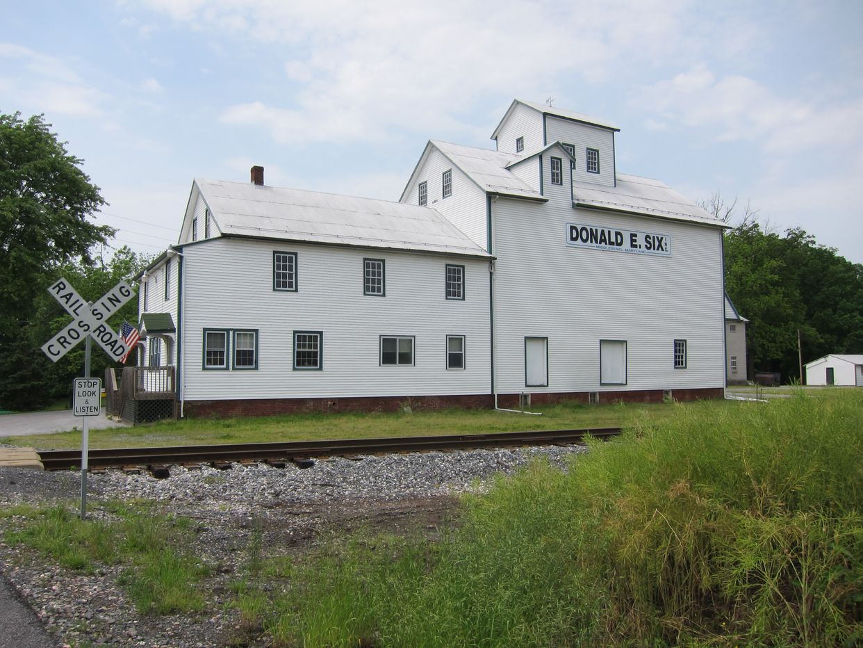 Middleburg Rail Road Crossing