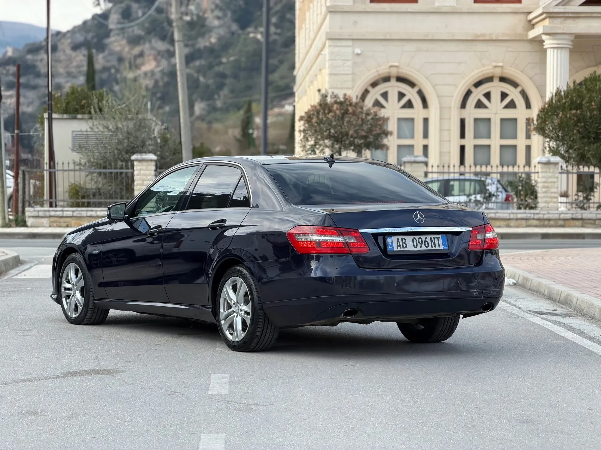 Mercedes E Class 2011 — photo 2