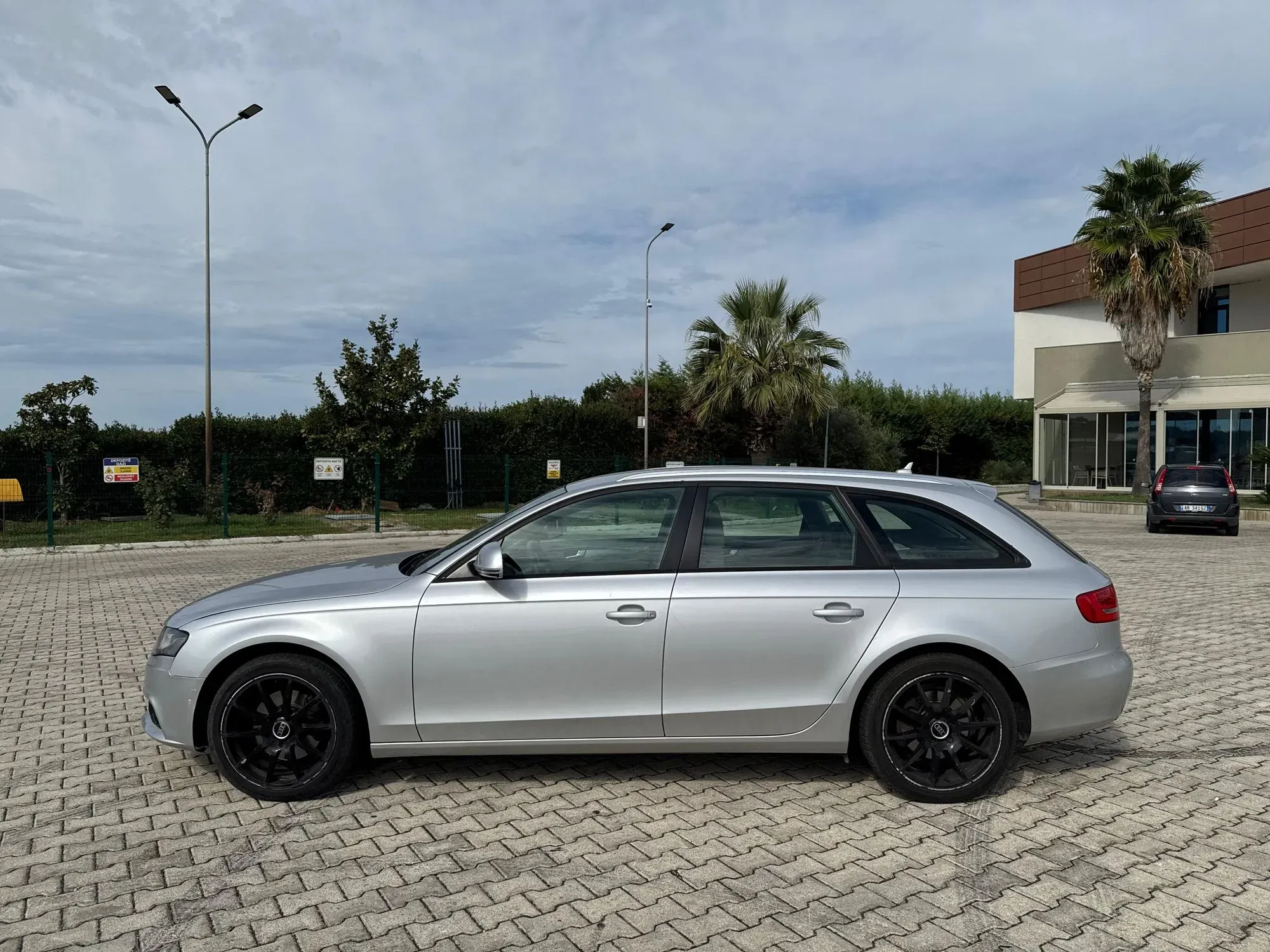 Audi A4 2011 — photo 2