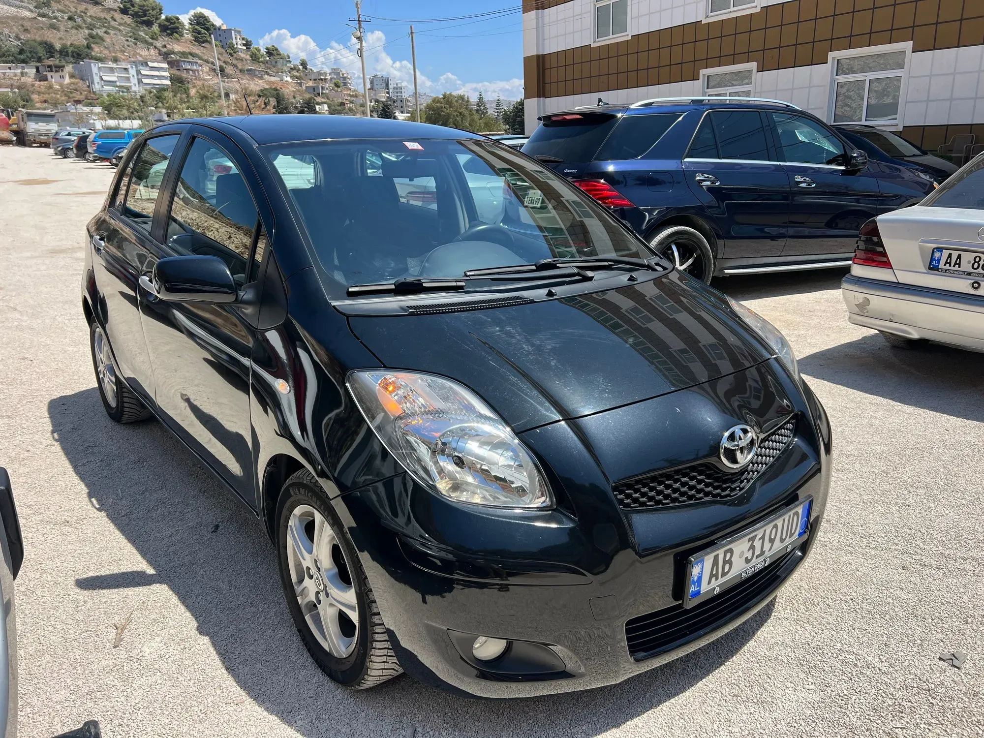 Toyota Yaris 2011 — photo 2