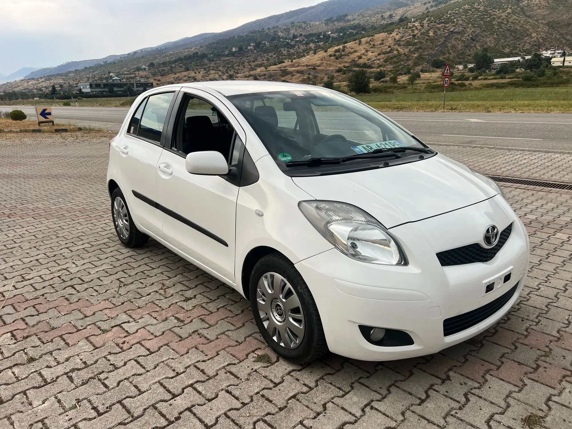 Toyota Yaris 2010 — photo 2