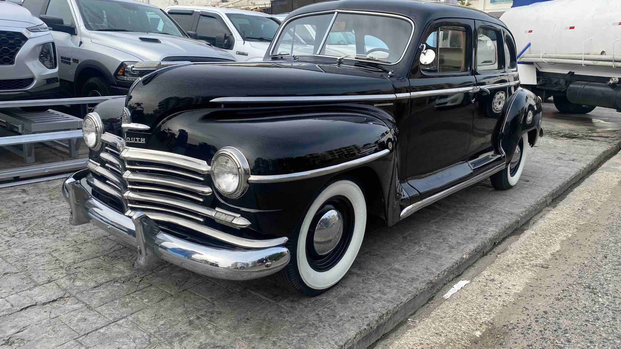 1948 PLYMOUTH DELUXE en German Auto