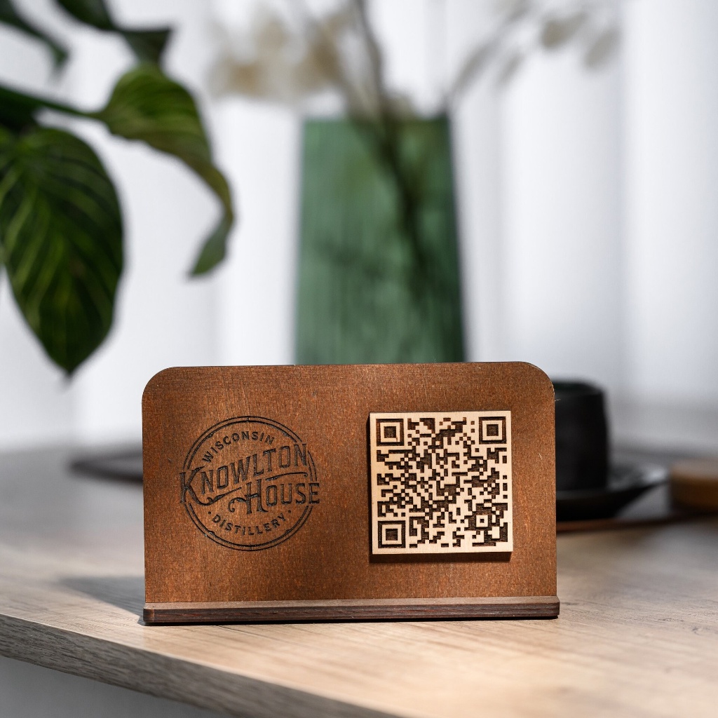Código QR en madera para escritorio