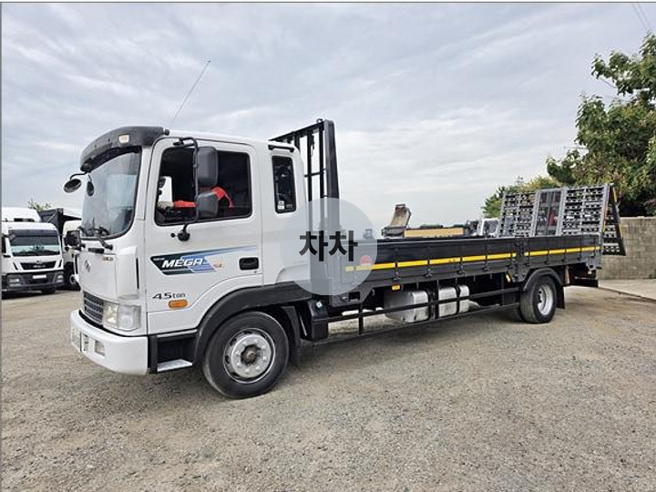 17년형 현대 메가 5톤 농기계 운반 사다리차 카고 중고화물차