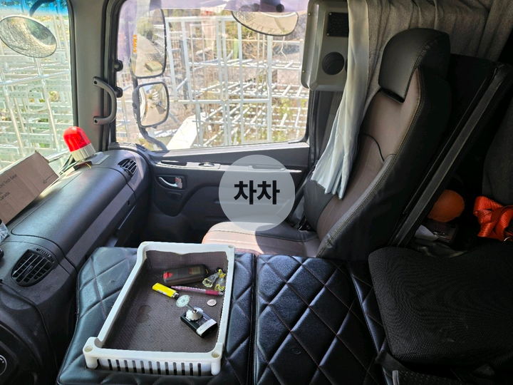 2018년 메가트럭 4.5톤 후축 윙바디 리프트 4.5톤 윙바디 중고화물차