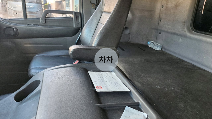 메가트럭 와이드캡 4.5톤 앞축 카고 / 내경 7.6m 8