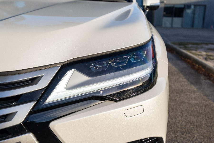 2023 LEXUS LX600 LUXURY rear exterior photo on CarNest