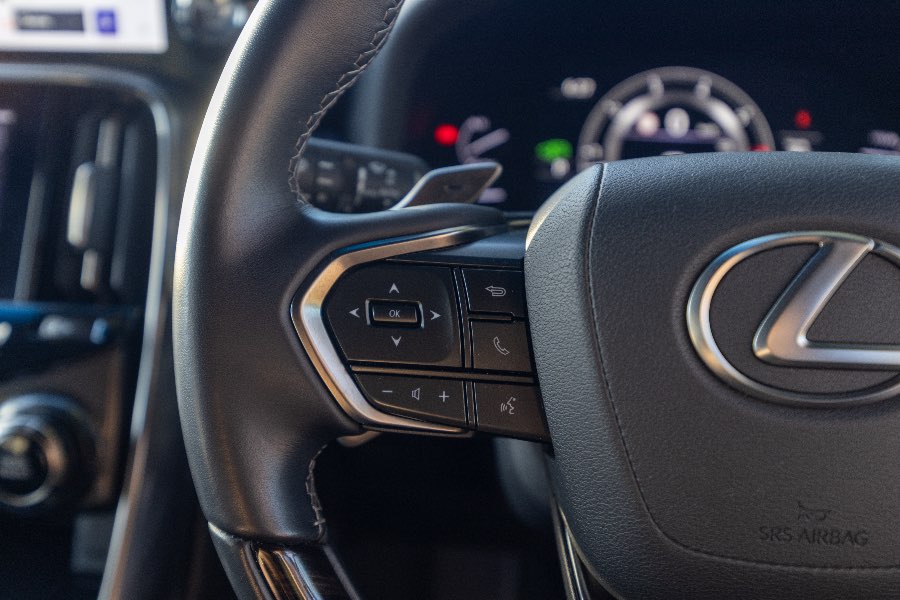 2023 LEXUS LX600 LUXURY detail view 11 photo on CarNest