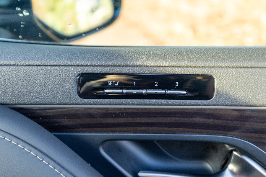 2023 LEXUS LX600 LUXURY detail view 12 photo on CarNest