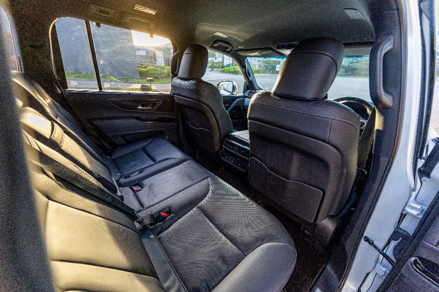 2023 LEXUS LX600 LUXURY detail view 18 photo on CarNest