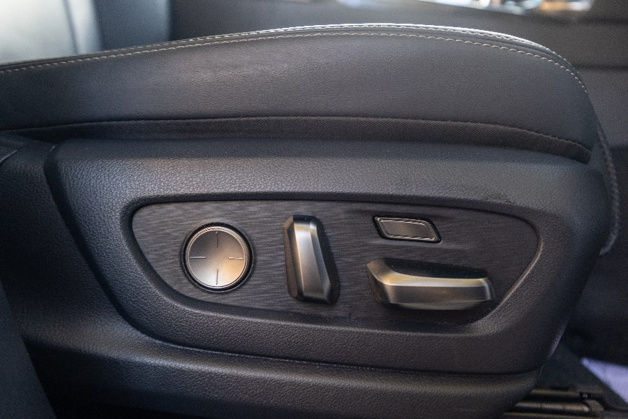 2023 LEXUS LX600 LUXURY detail view 19 photo on CarNest