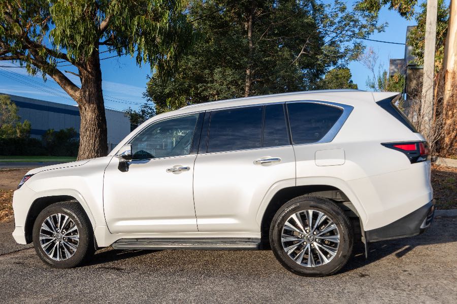 2023 LEXUS LX600 LUXURY detail view 7 photo on CarNest