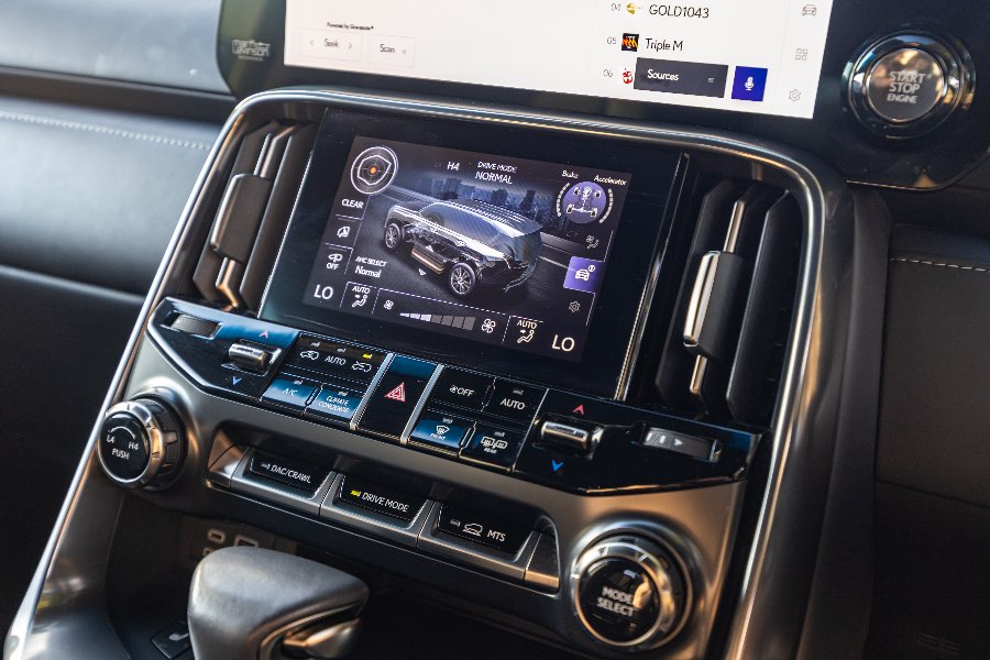 2023 LEXUS LX600 LUXURY detail view 8 photo on CarNest