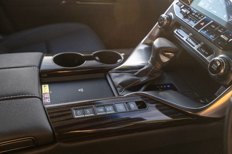 2023 LEXUS LX600 LUXURY detail view 9 photo on CarNest