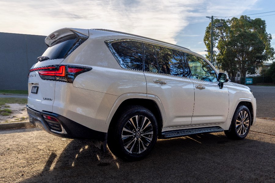 2023 LEXUS LX600 LUXURY detail view 10 photo on CarNest