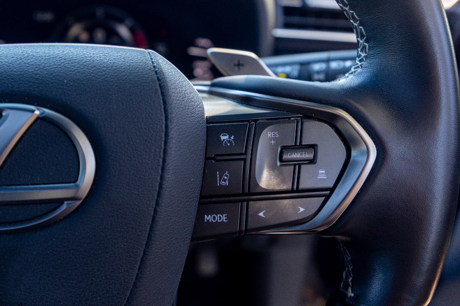 2023 LEXUS LX500D LUXURY detail view 13 photo on CarNest