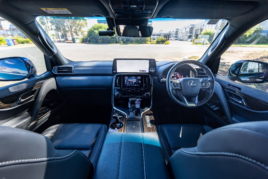 2023 LEXUS LX500D LUXURY detail view 18 photo on CarNest