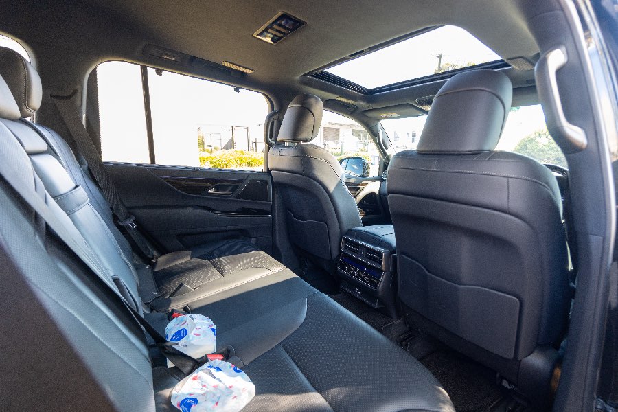 2023 LEXUS LX500D LUXURY detail view 20 photo on CarNest