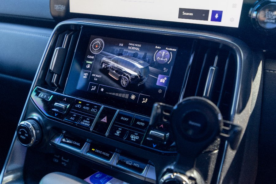 2023 LEXUS LX500D LUXURY detail view 8 photo on CarNest