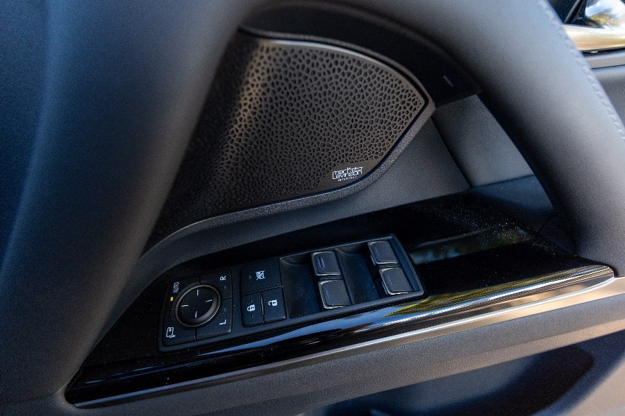 2023 LEXUS LX500D LUXURY detail view 10 photo on CarNest