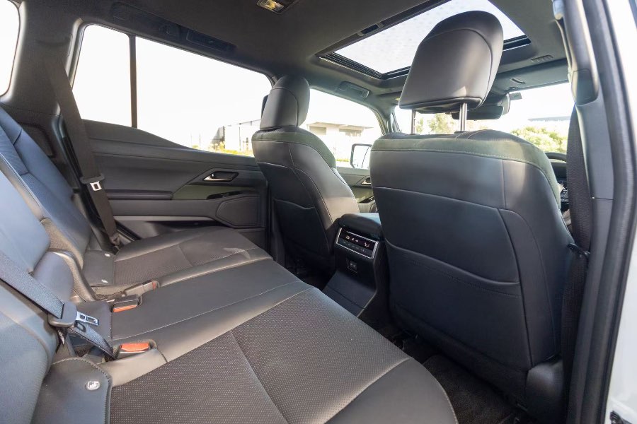 2025 LEXUS GX550 OVERTRAIL detail view 14 photo on CarNest