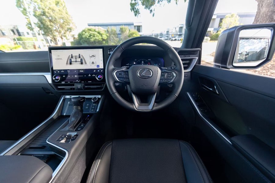 2025 LEXUS GX550 OVERTRAIL detail view 15 photo on CarNest