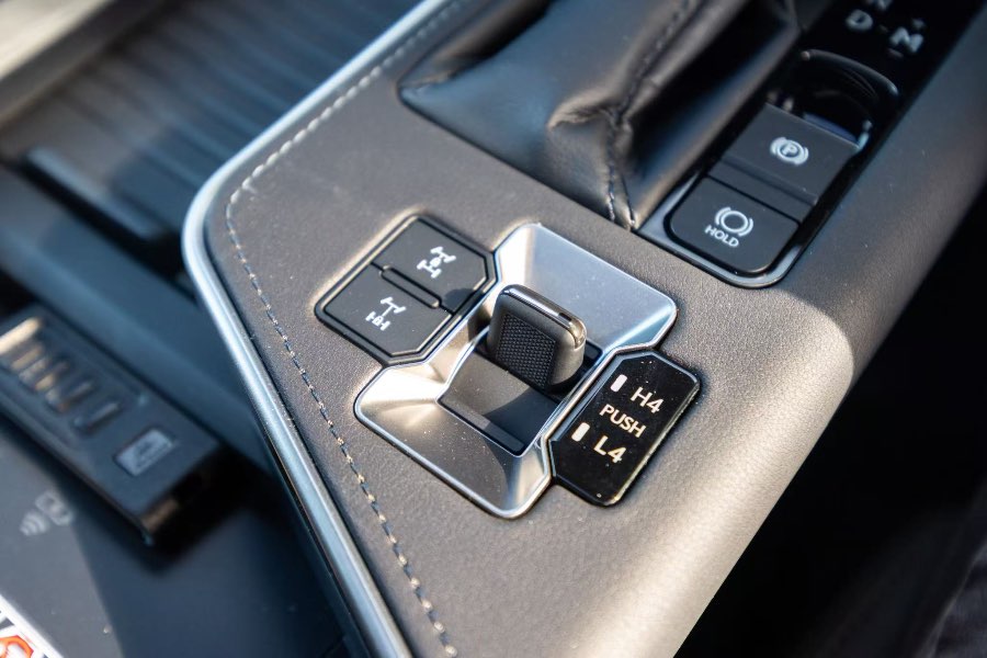 2025 LEXUS GX550 OVERTRAIL detail view 17 photo on CarNest