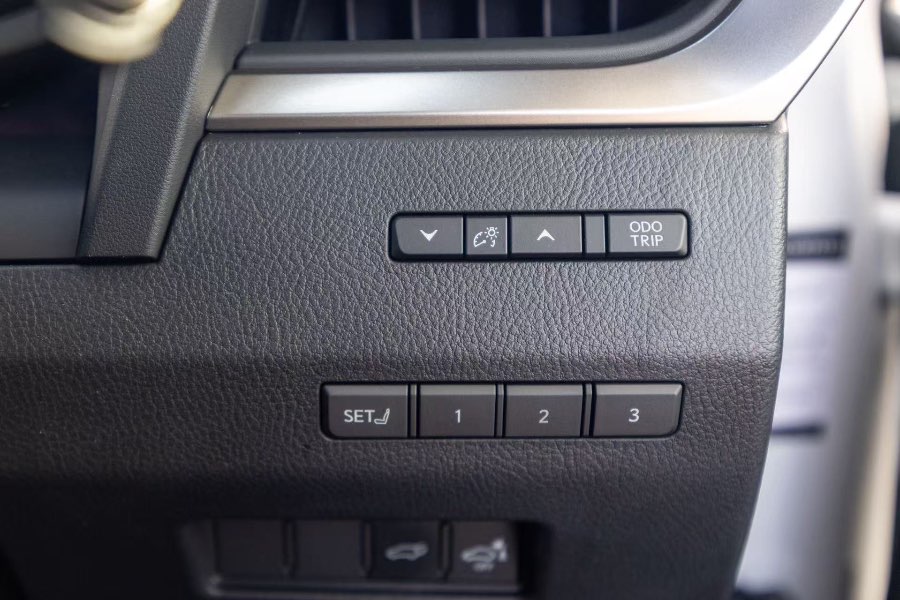 2025 LEXUS GX550 OVERTRAIL detail view 19 photo on CarNest