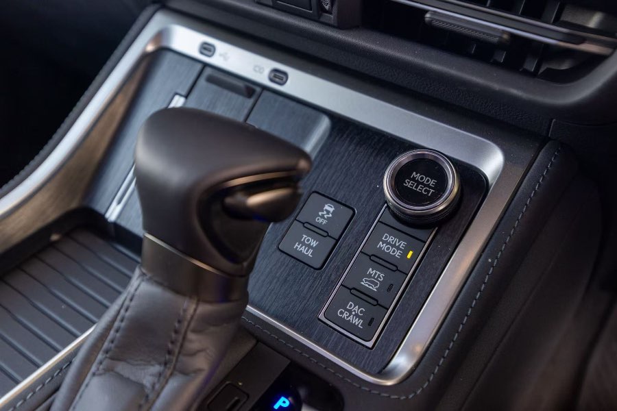 2025 LEXUS GX550 OVERTRAIL detail view 10 photo on CarNest