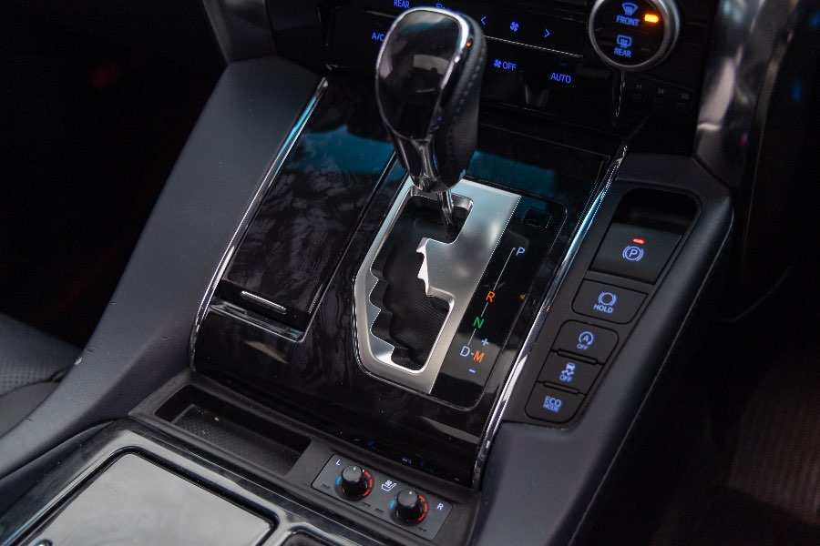 2021 TOYOTA VELLFIRE ZR detail view 13 photo on CarNest
