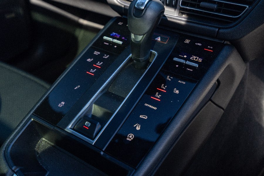 2022 PORSCHE MACAN S detail view 12 photo on CarNest