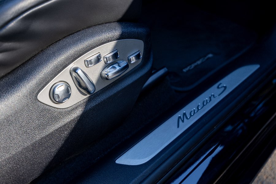 2022 PORSCHE MACAN S detail view 20 photo on CarNest