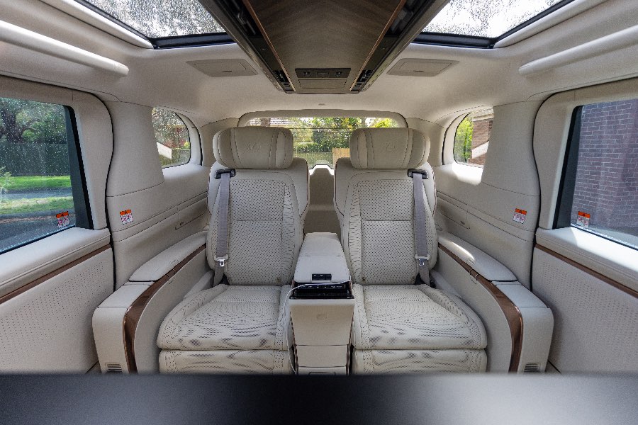 2024 LEXUS LM500H ULTRA LUXURY detail view 9 photo on CarNest