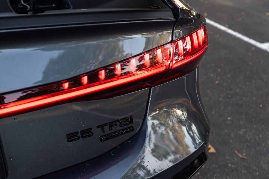2021 AUDI A7 55TFSI side profile photo on CarNest