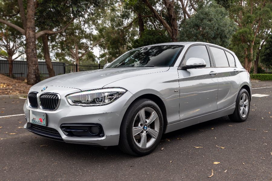 2017 BMW 118I interior dashboard photo on CarNest