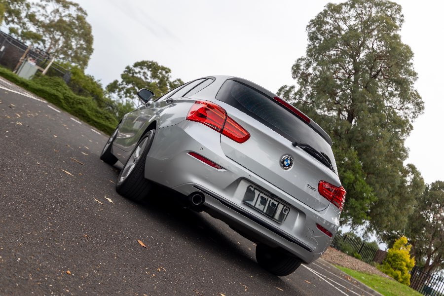 2017 BMW 118I side profile photo on CarNest
