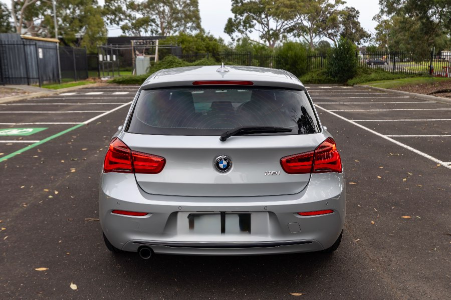 2017 BMW 118I cabin detail photo on CarNest