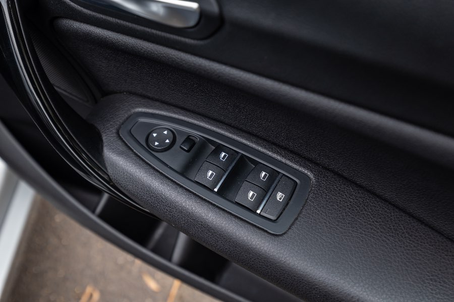 2017 BMW 118I detail view 9 photo on CarNest