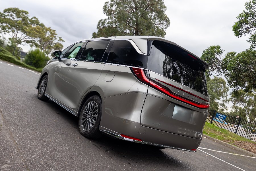 2024 LEXUS LM350H SPORTS LUXURY AWD rear exterior photo on CarNest